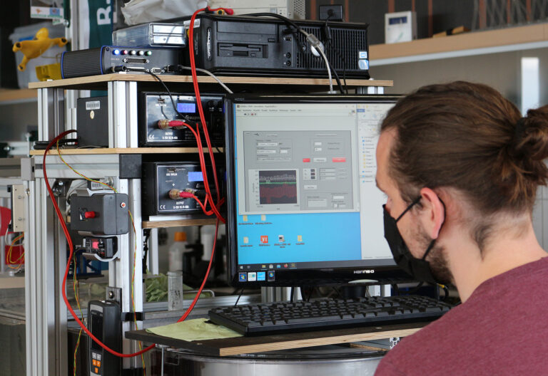 Student am Wasserkanal vor dem Monitor