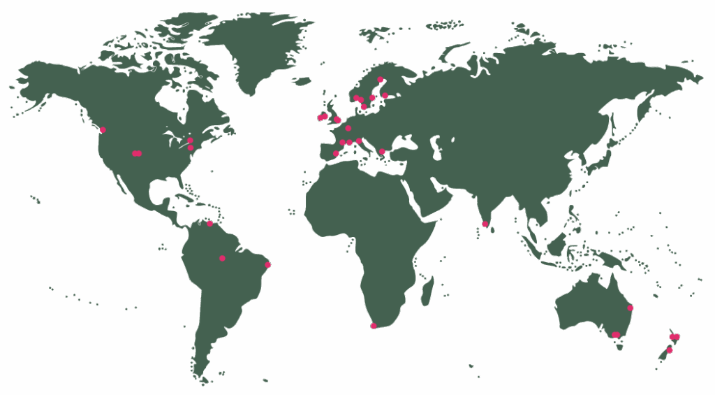 Weltkarte mit Punkten zur Markierung an welchen Orten die Studierenden bereits Auslandssemester absolviert haben, z.B. in Australien, Neuseeland, Südafrika, den USA, Brasilien, Großbritanien, Irland, Schweden, Frankreich und viele Länder mehr.