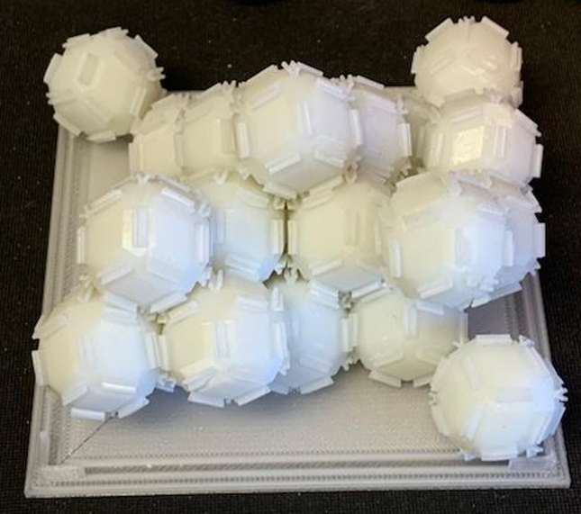 3D gedruckte selbstorganisierende Formen, die mechanisch ineinander greifen.